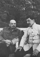 Противостояние двух гигантов Ленин и Сталин
